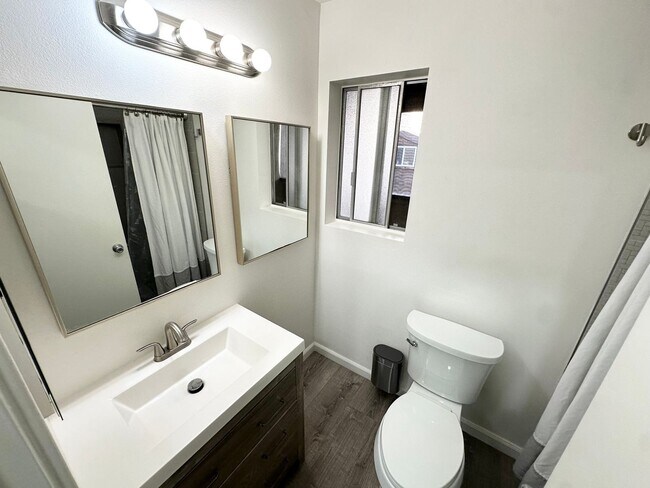 Building Photo - $500 OFF 1ST MONTHS RENT! 1 Bedroom Home i...
