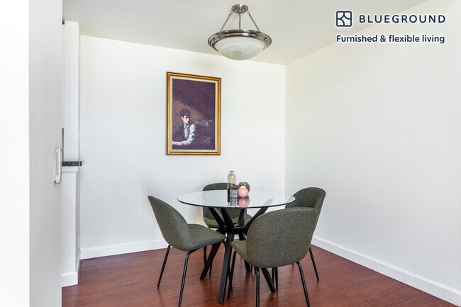 Foto del edificio - 900 Pepper Tree Ln