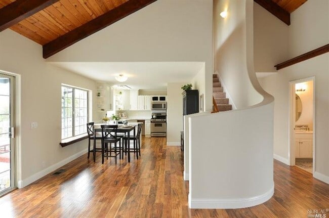Building Photo - Beautiful 2 Bedrooms Plus Office, 3 Bathro...