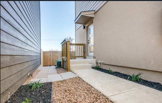 Building Photo - LUXURY ALAMO HEIGHTS TOWNHOME