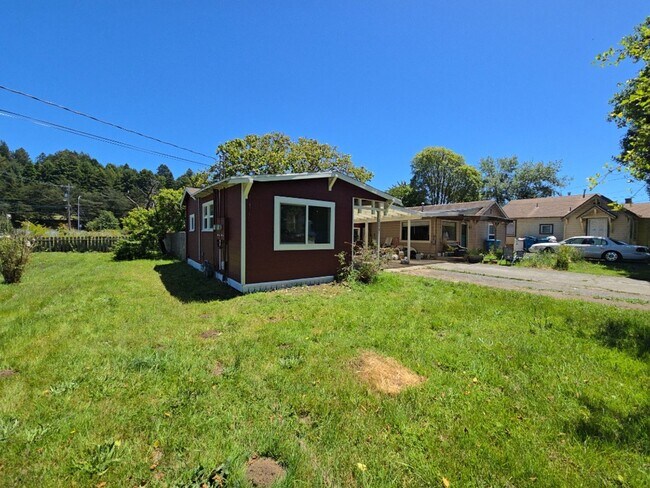 Foto del edificio - Studio cottage near Cal Poly Humboldt offers remodeled interior