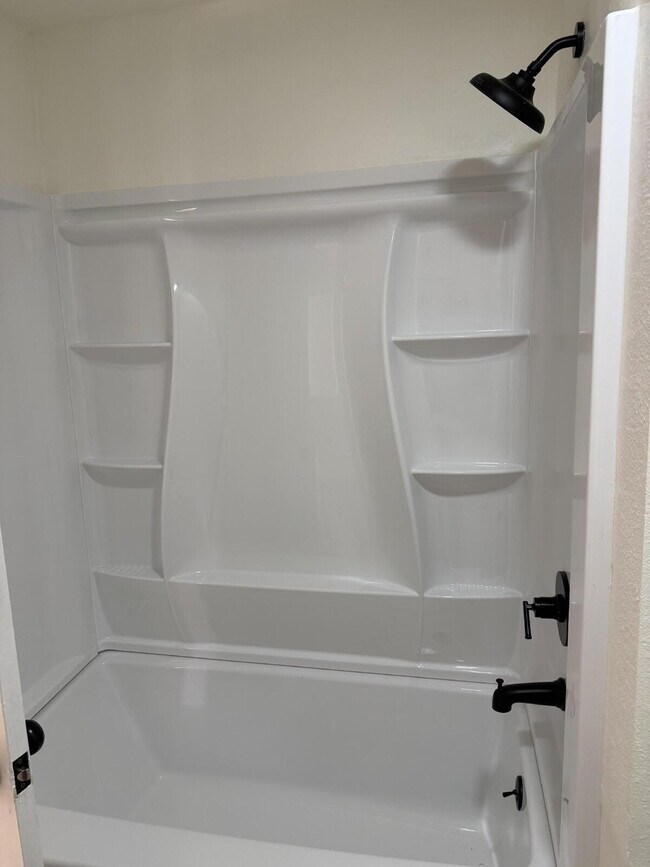 Building Photo - Modern Finishes, Bright Spaces, Ready for You