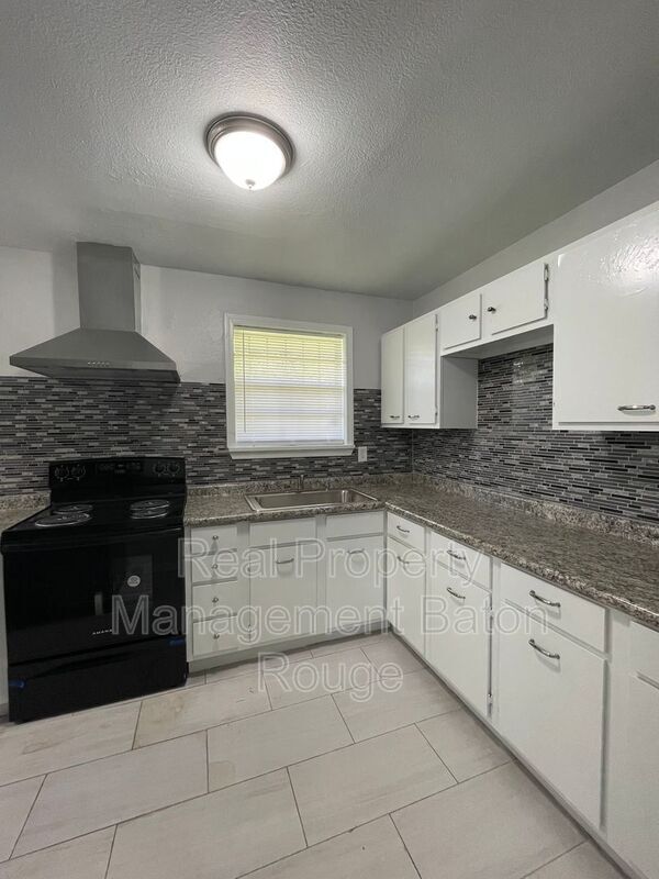 Building Photo - 6422 Blue Grass Dr