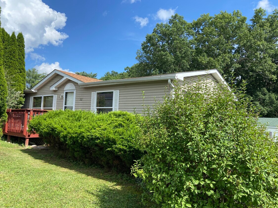 Primary Photo - 212 Silver Rd