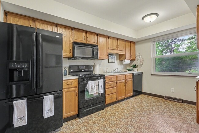 Building Photo - 3824 Shamrock Dr