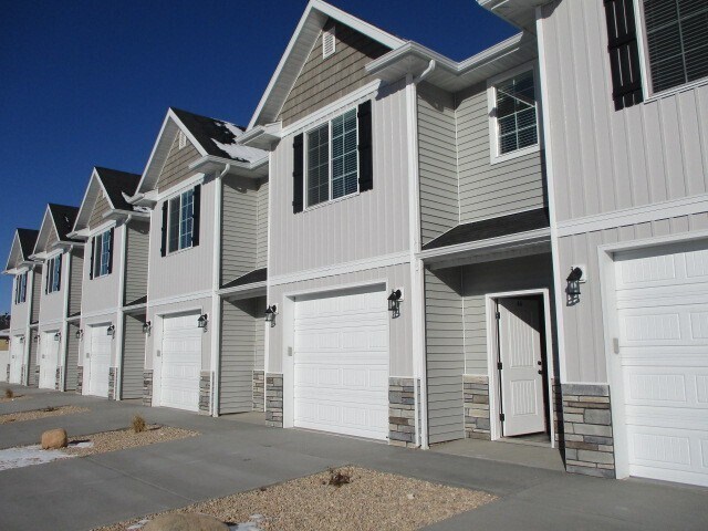 Foto principal - 3 Bed 2.5 Bath -Newer town home living in ...