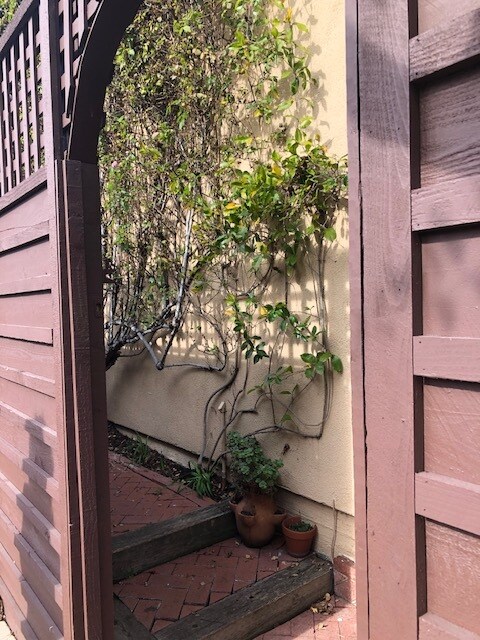 Foto del edificio - 2412 Oakwood Ave