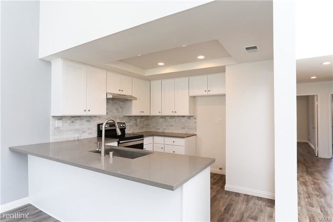 Building Photo - 3 br, 2 bath Condo - 3932 W 5th St Apt 202