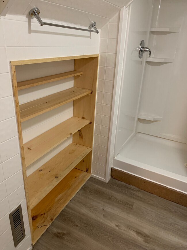 Estantería empotrada para baño - 742 Pony Farm Road