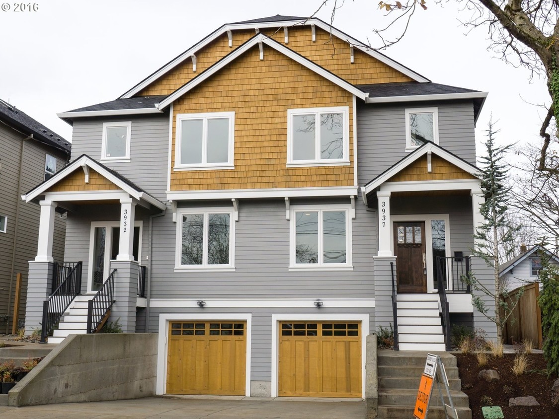 Foto principal - 3933 NE Rodney Ave