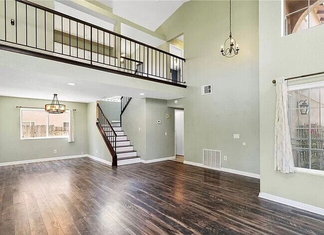 Foto del edificio - Spacious Two-Story Home in Lake Elsinore