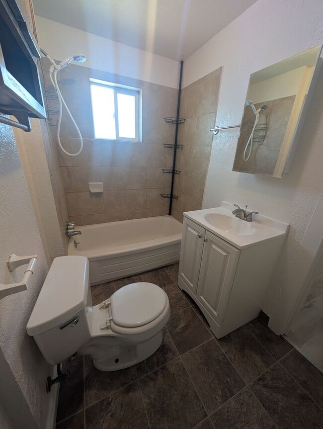Building Photo - 2 Bedroom 1 Bath House