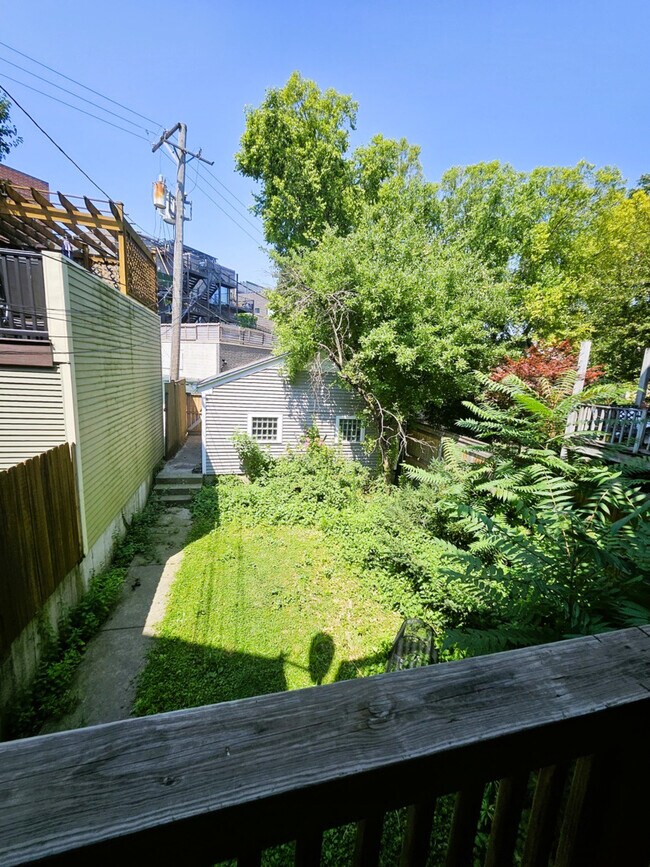 Foto del edificio - 2436 N Marshfield Ave