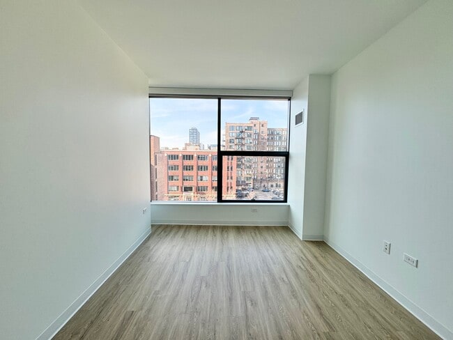 Building Photo - 821 W Van Buren St