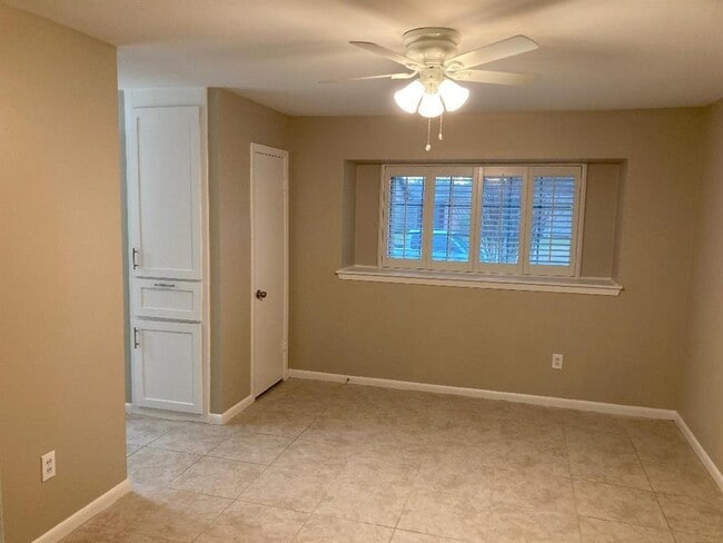 Building Photo - 407 Oak Vista Dr