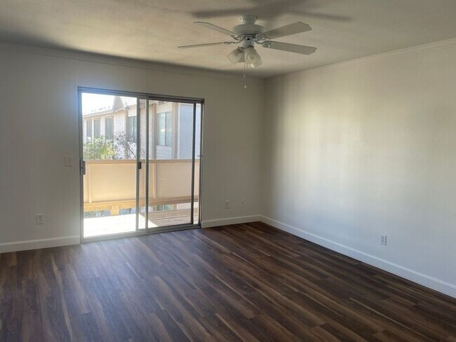 Building Photo - Updated 2bed/2bath
