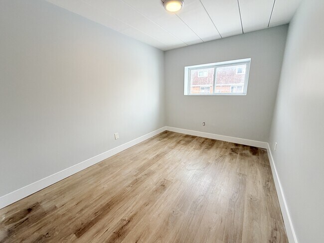 Photo du bâtiment - 301 Indian Rd S