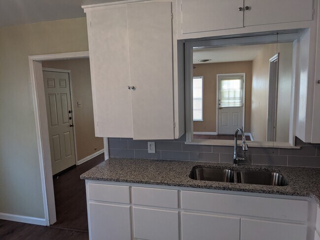 Building Photo - 1001 S 49th St