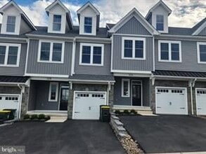 Building Photo - 328 Foxtail Ln