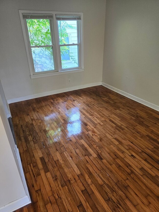 Building Photo - 3 bed/2 bath single- family home
