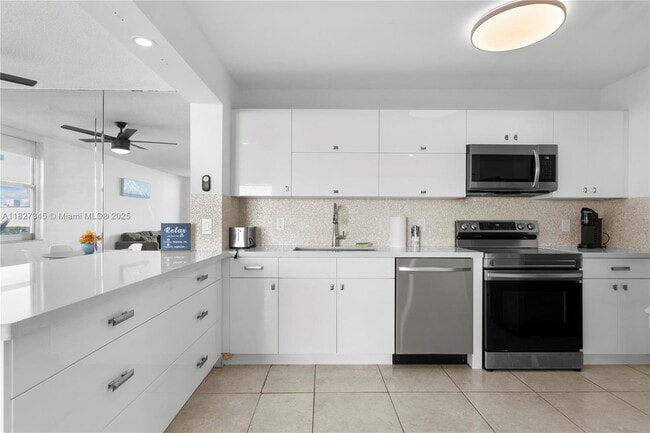 Building Photo - 9440 W Bay Harbor Dr