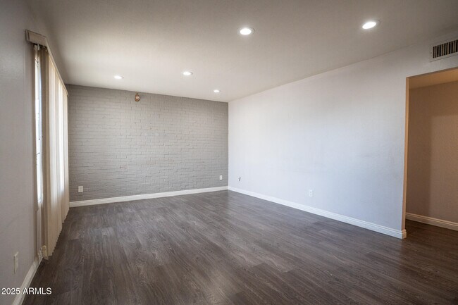 Foto del edificio - 3844 W Lupine Ave