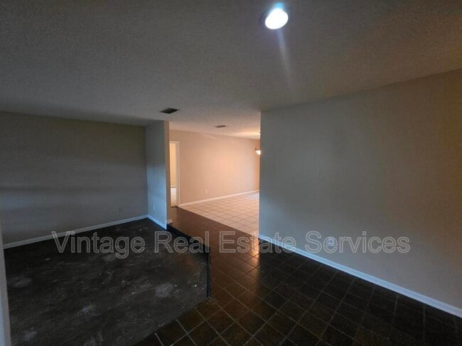Building Photo - 4604 Landscape Dr