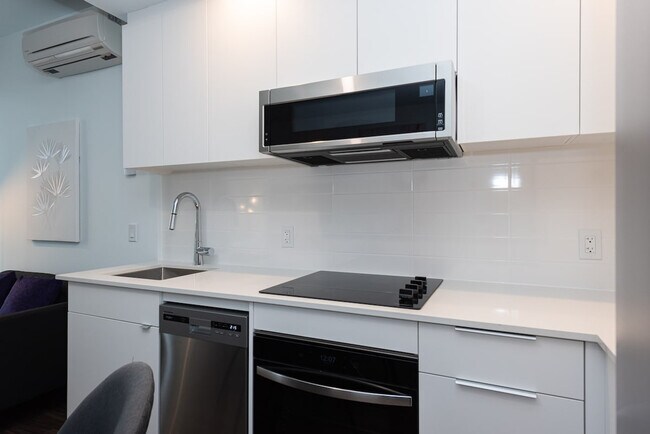 Building Photo - 1360 Boul. René-Lévesque O