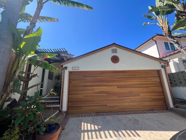 Garage and Entry - 10579 Dunleer Dr