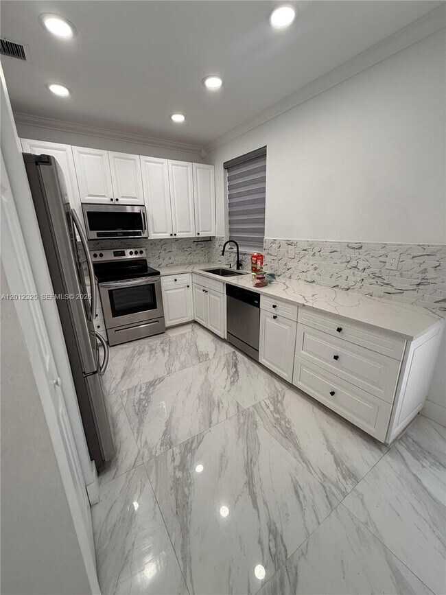 Foto del edificio - 721 NW 170th Terrace