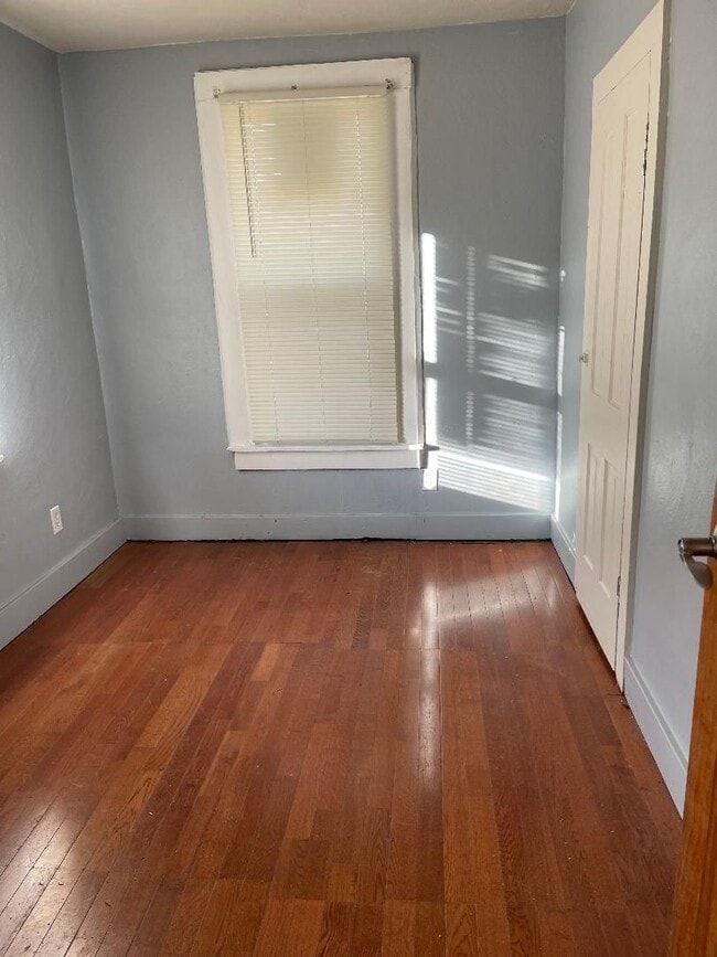 Building Photo - 4 Bed/1 Bath