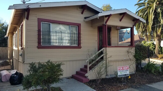 Foto del edificio - Classic Berkeley living with character, comfort, and a prime central location