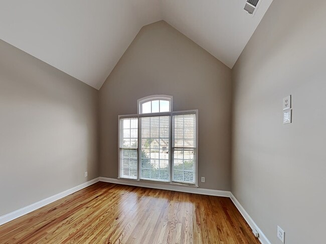 Foto del edificio - 1350 Lamont Cir