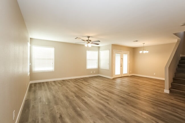 Building Photo - 2010 Waverly Cir