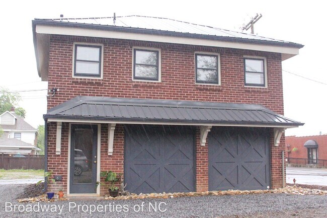Building Photo - 1 br, 1.5 bath House - 206 Patterson St.