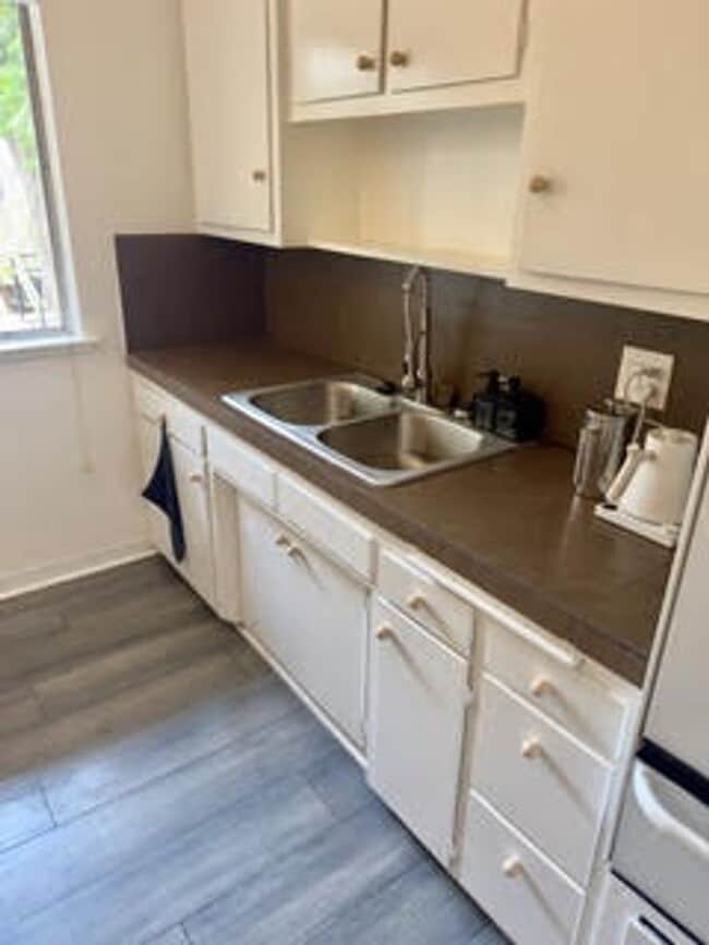 Building Photo - 8207 De Longpre Ave