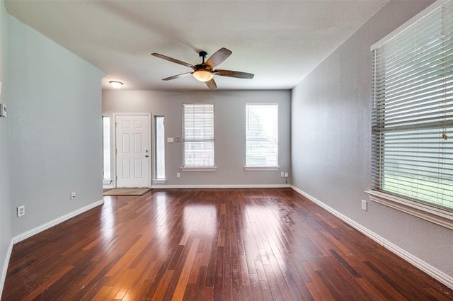 Foto del edificio - 9801 Cedarcrest Dr