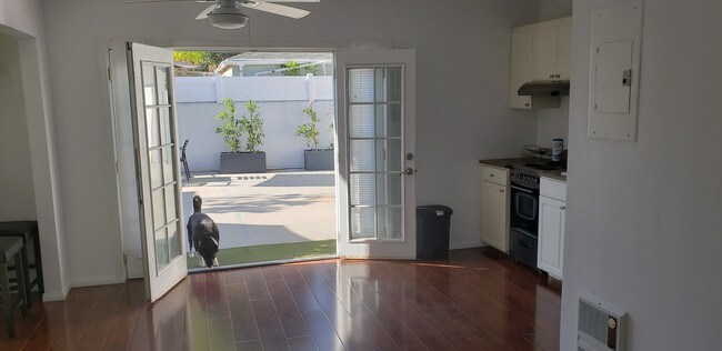 Building Photo - 404 S Beachwood Dr
