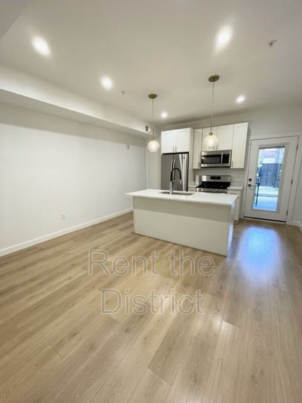 Building Photo - 839 19th St NE