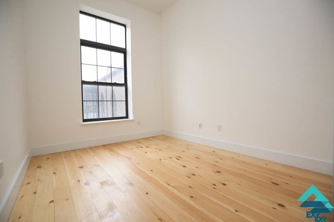 Foto del edificio - 167 N 6th St