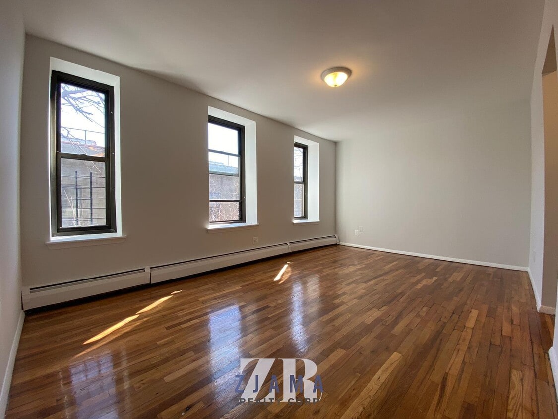 Primary Photo - 152 Parkside Ave