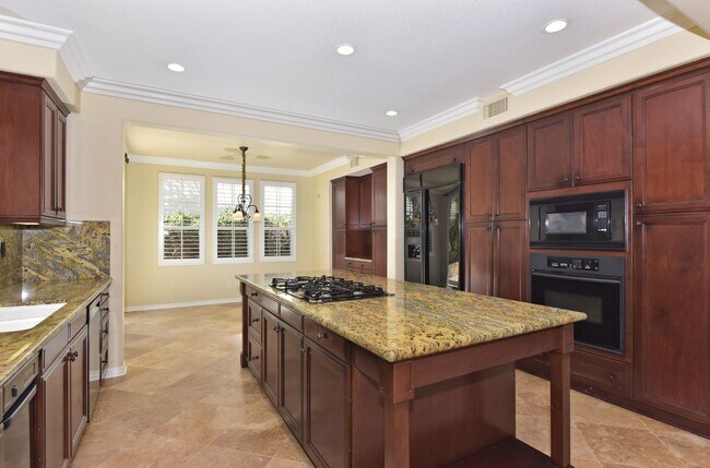 Building Photo - 3 BR + Office + Loft - WATERS END EXECUTIV...