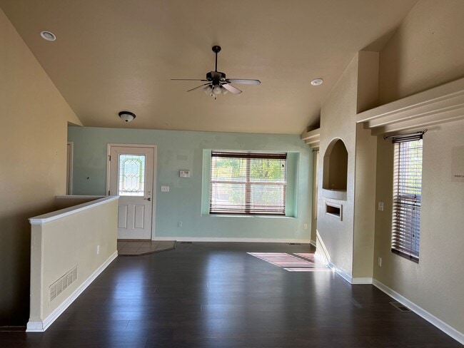 Building Photo - 501 Desmet Dr