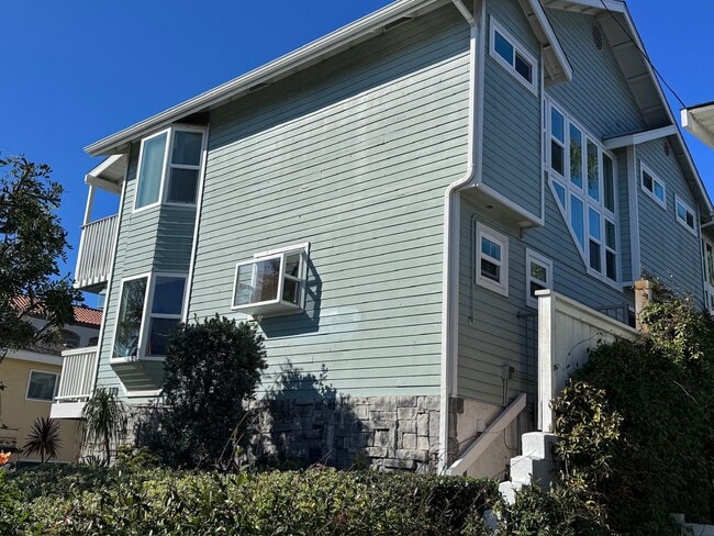 Building Photo - Furnished 2 bedroom in Carlsbad Village, O...