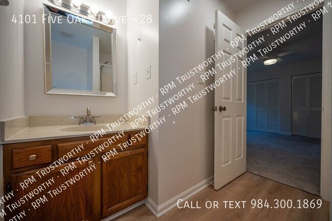 Foto del edificio - 4101 Five Oaks Dr