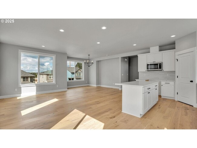 Foto del edificio - Newly Built Immaculate 3BR Home with Flexible Living Space & Island Kitchen