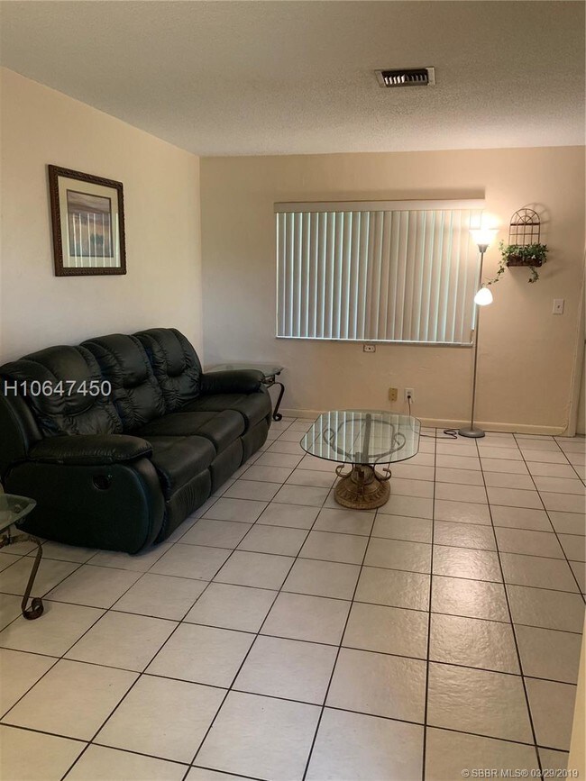 Building Photo - 5400 Hollywood Blvd