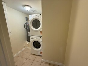 Building Photo - 914 E 25th St