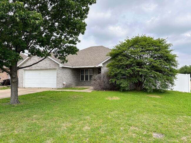 Building Photo - Beautiful 4-bed, 3-full bath Single-story ...