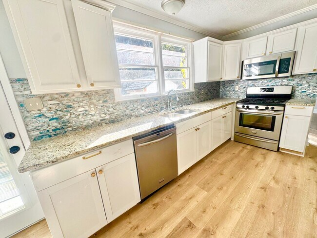 Building Photo - 1st month FREE!!! Midway Home Offering lots of space!!